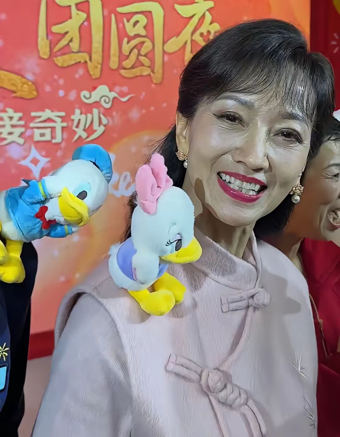 赵雅芝最新活动生图,皱纹很多,牙齿松弛,皮肤暗黄,这才是71岁老人最