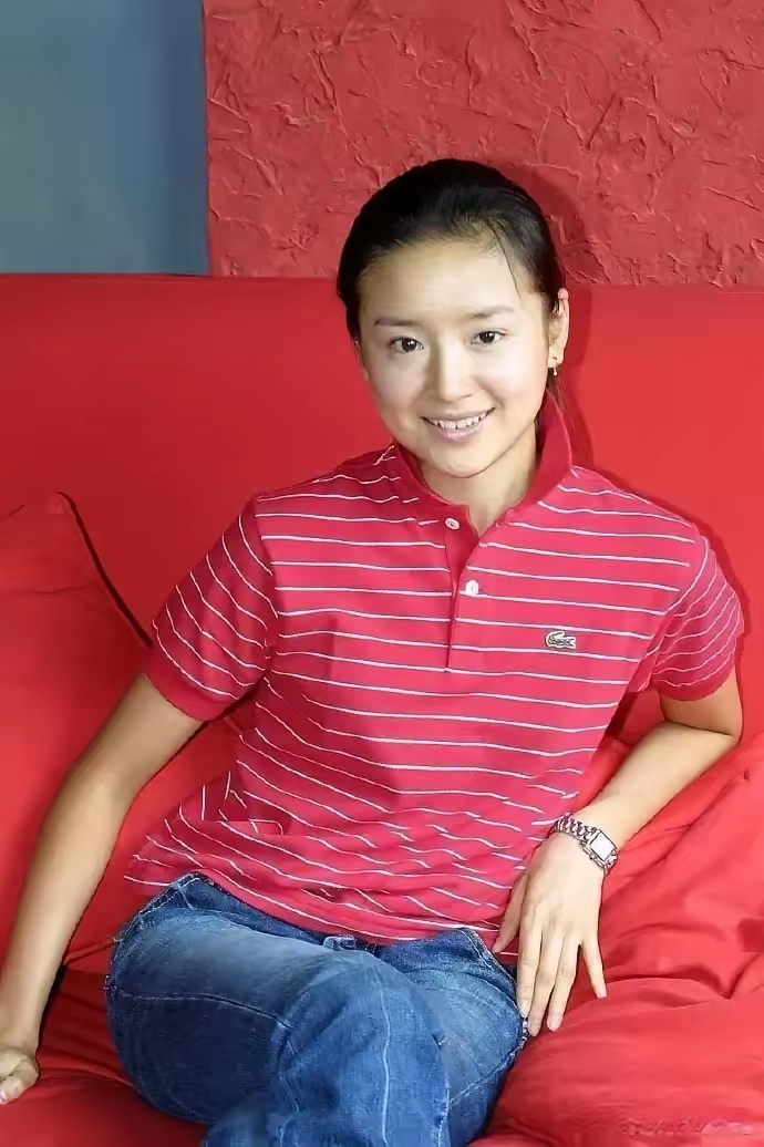 董洁年轻时的照片,清新自然,有点婴儿肥,眼神清澈,没浓妆艳抹