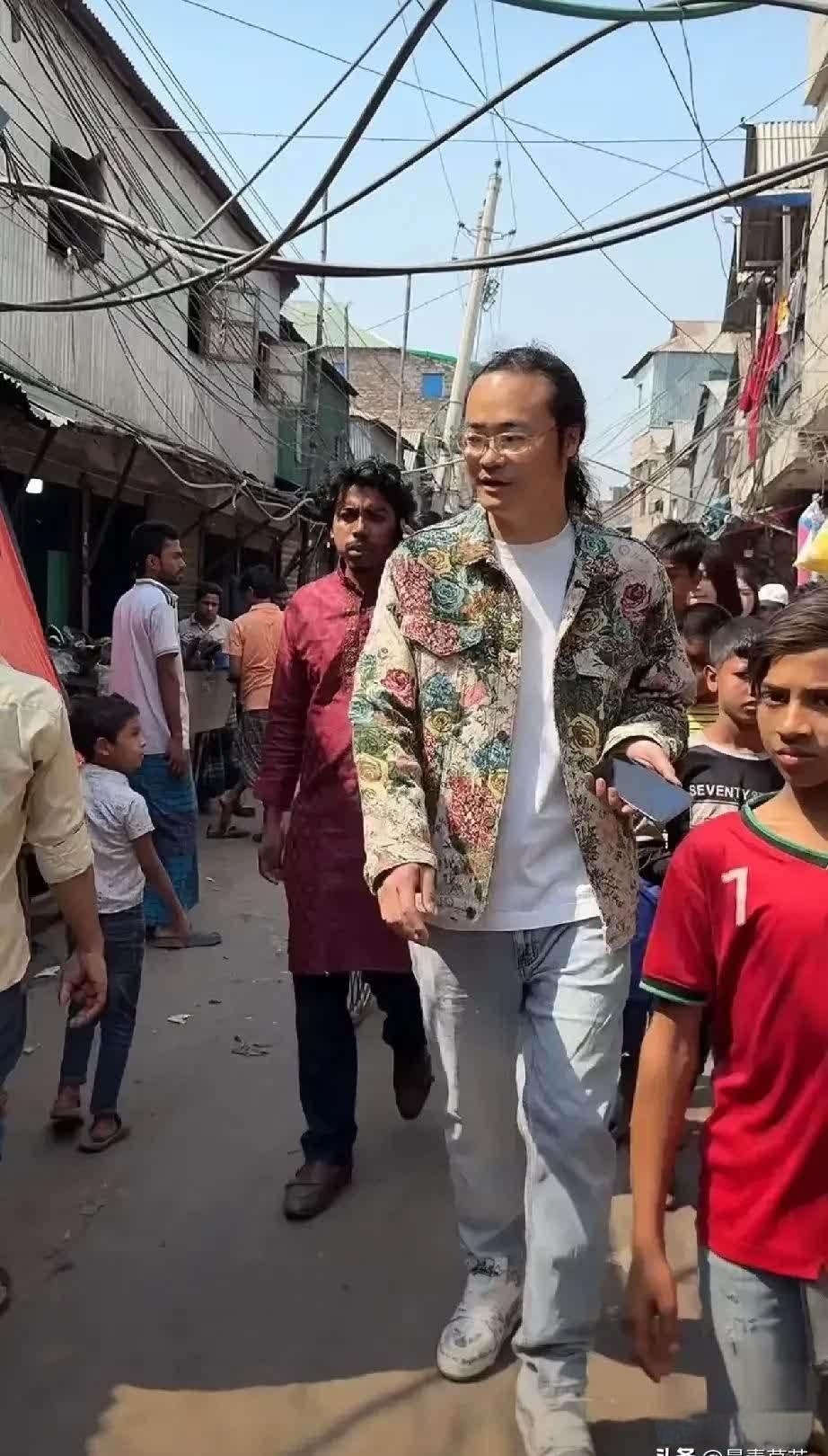 国内不让播,倪海杉竟然带着艺人跑到国外在孟加拉做