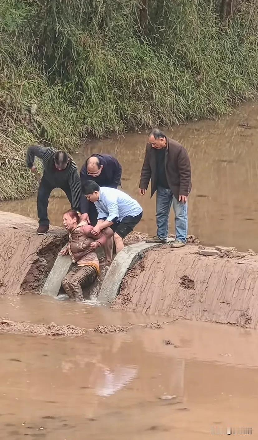 她跑到冰冷的水稻田里躺着,婆家人和丈夫看到后却不理不睬