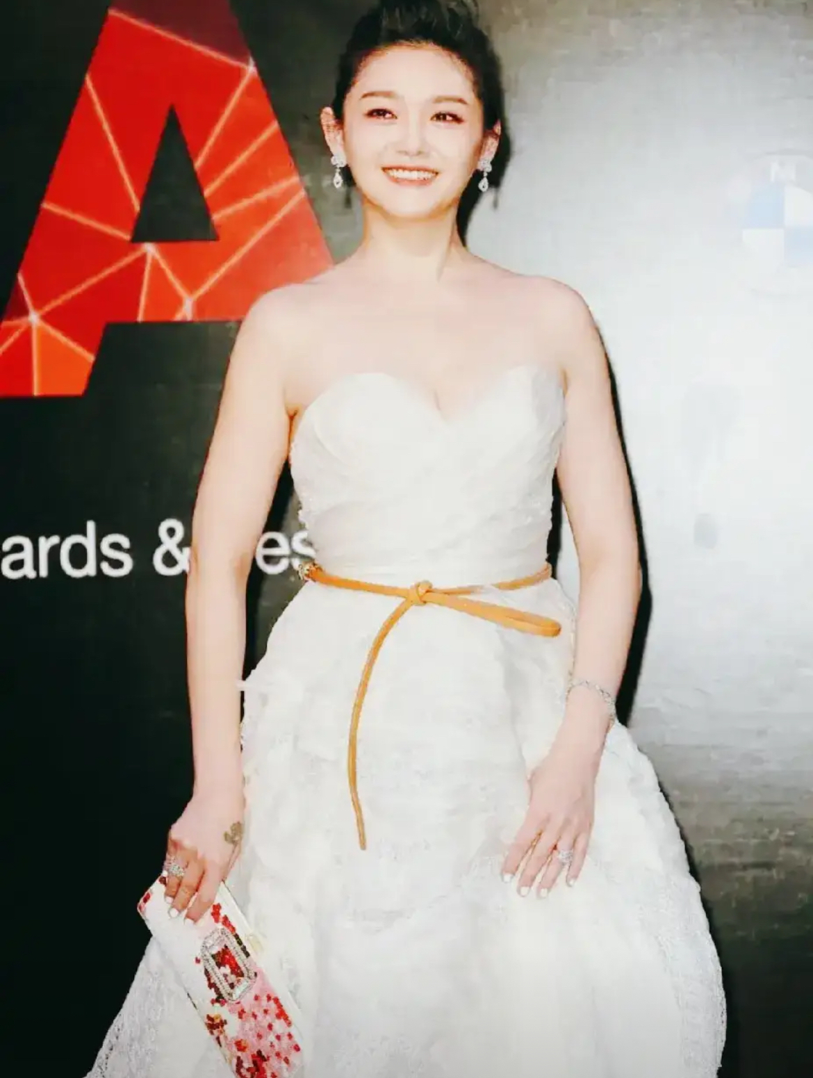 在娱乐圈众多美人里大s不一定能名列前茅但论起对美的执着追求她