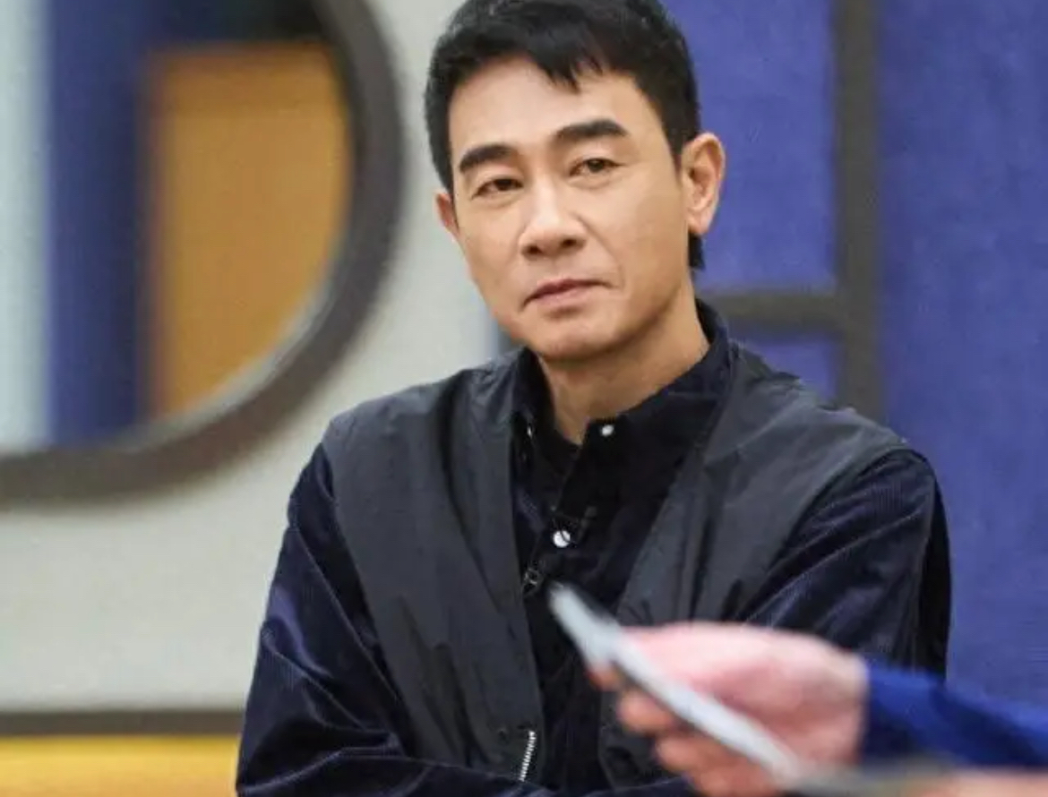 1967年,陈小春出生在广东惠州一个家境贫寒的家庭