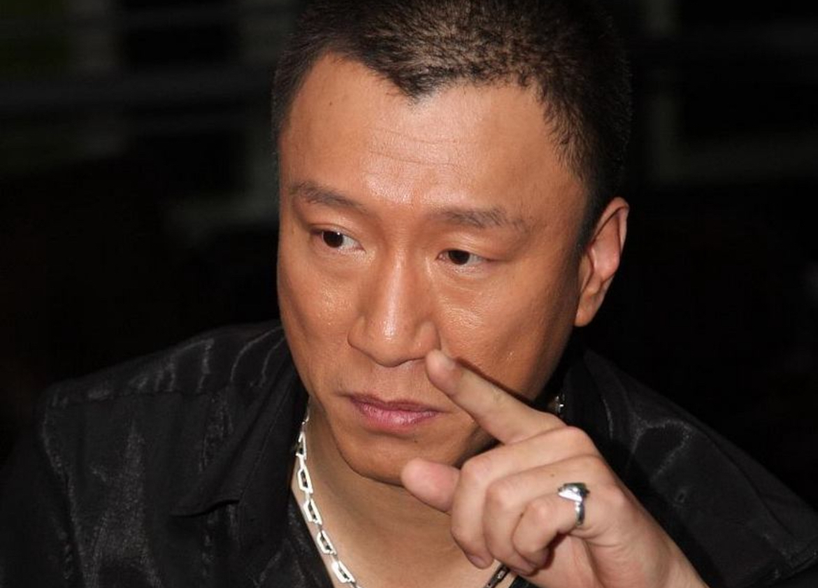 第一次拍完,孙红雷没吭声,可等姚晨第二遍演完,他一下子就火了,拿着