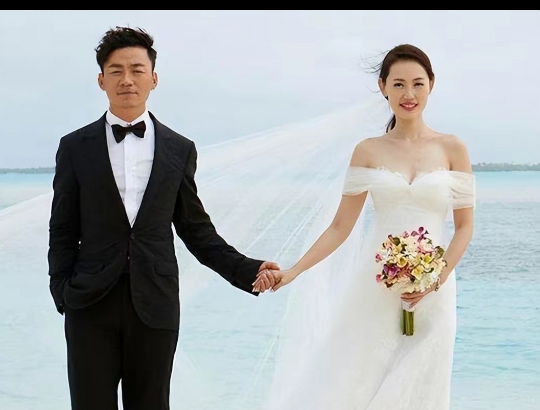 2004年,王宝强敲响冯小刚家的豪宅说道:"冯导快开门,我给你带了好东西