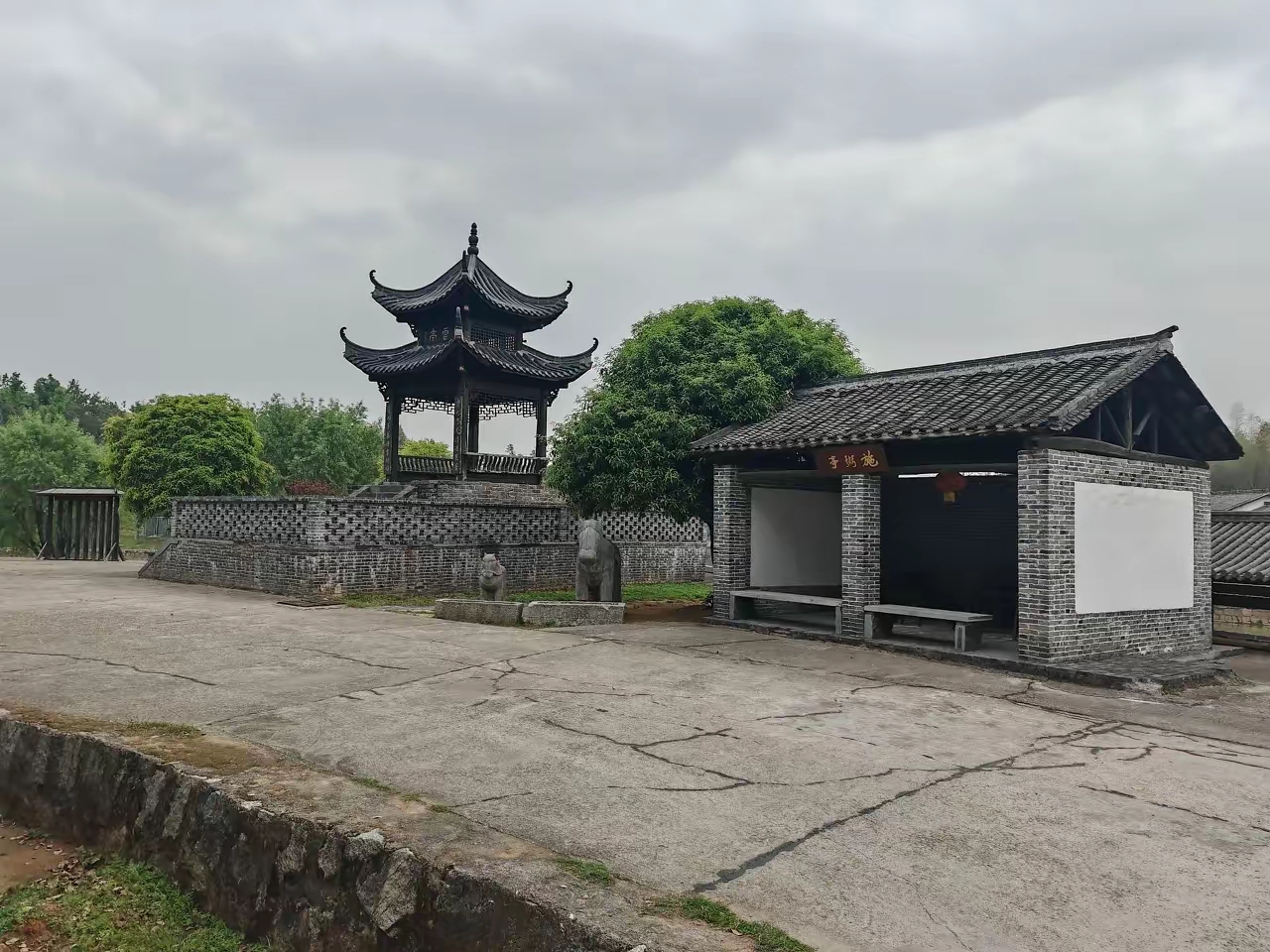 左宗棠故居柳庄 位于湘阴县樟树镇的柳庄,是晚清名臣左宗棠的故居