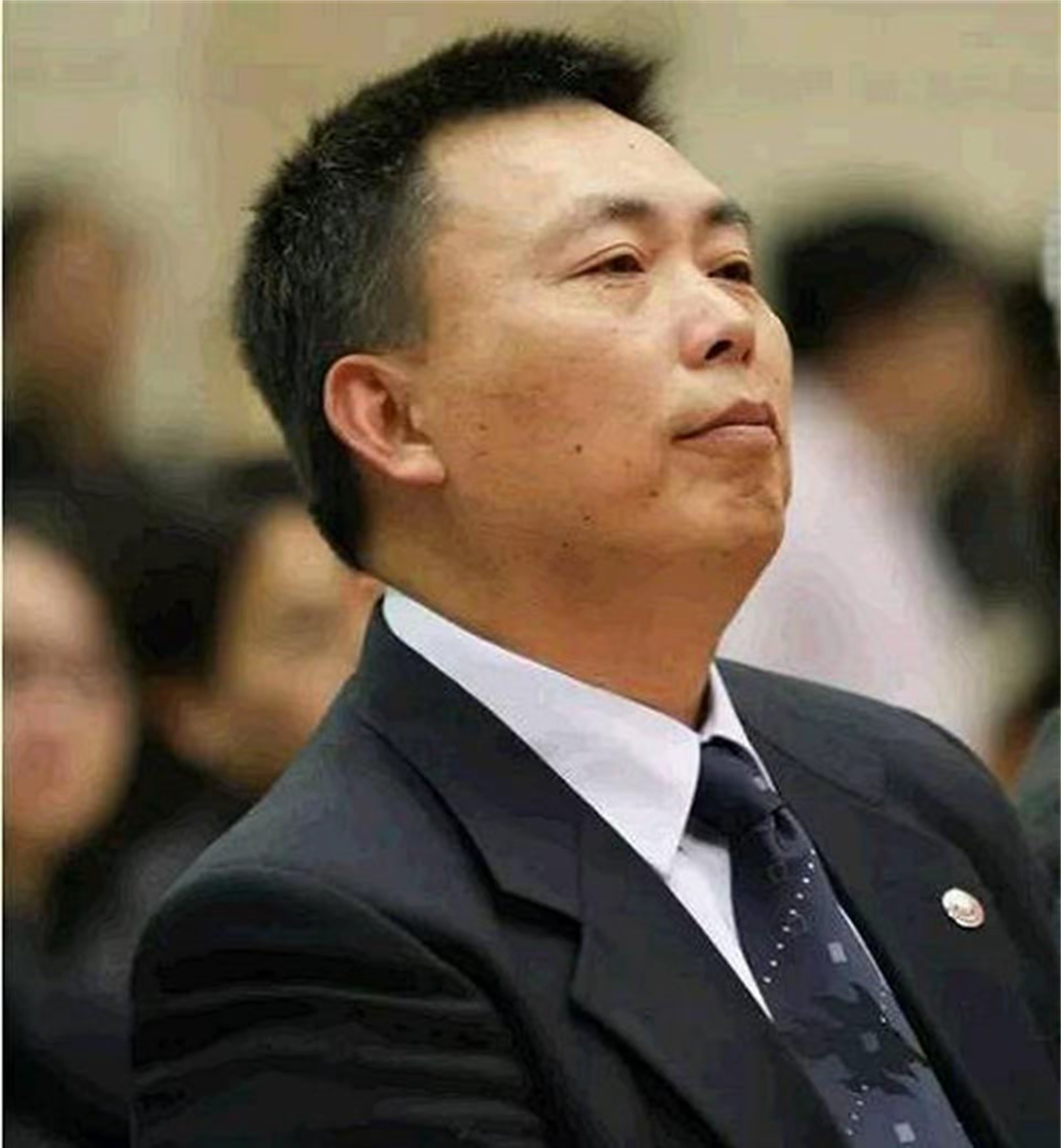 1995年8月28日,段永平突然宣布要离开小霸王,老板陈健仁笑着给他办了