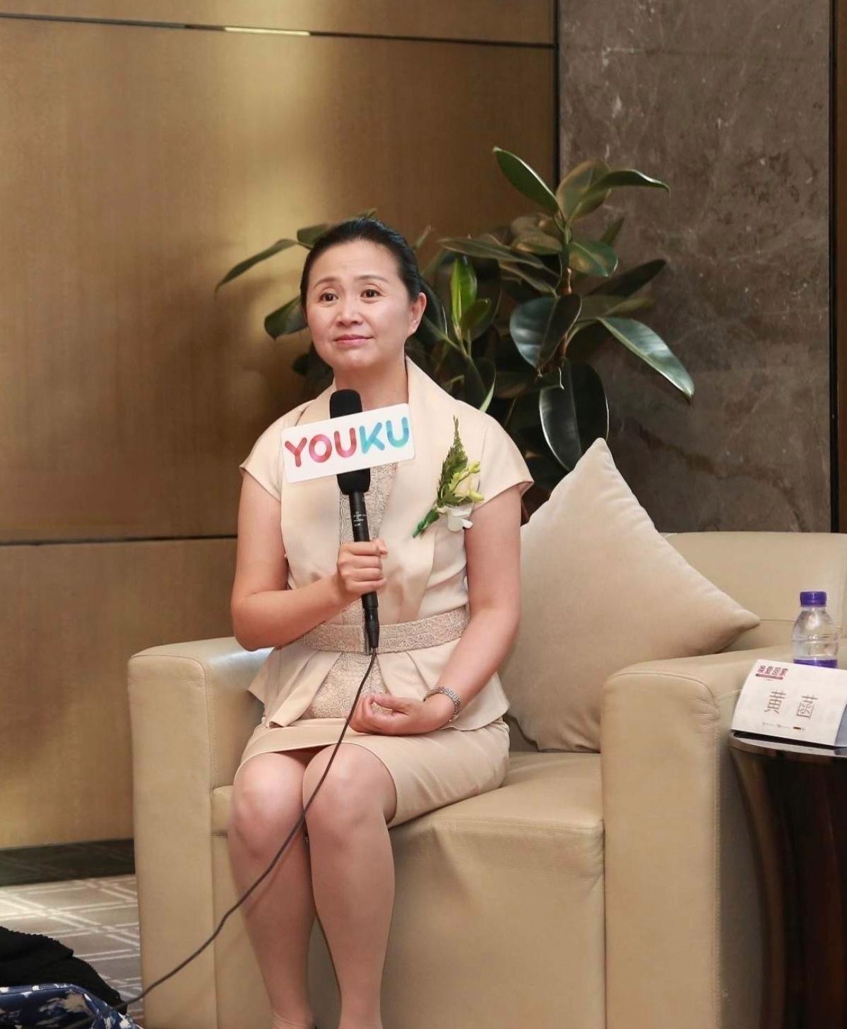 还记得当年江苏台的情感导师黄菡吗?当年最喜欢她的肉丝美腿了