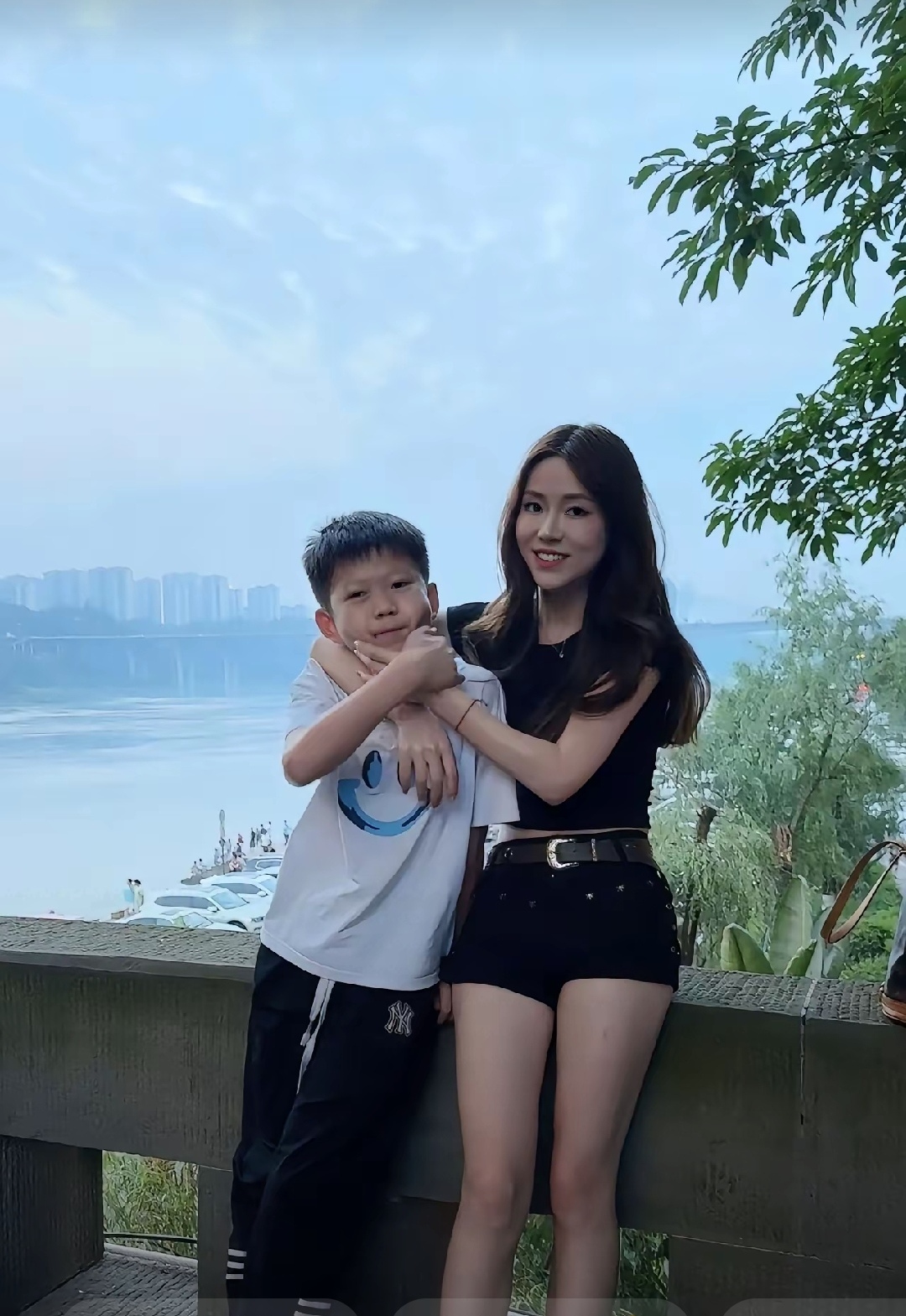 邻居家儿子娶了一个二婚带女孩的女人,当时家里除了