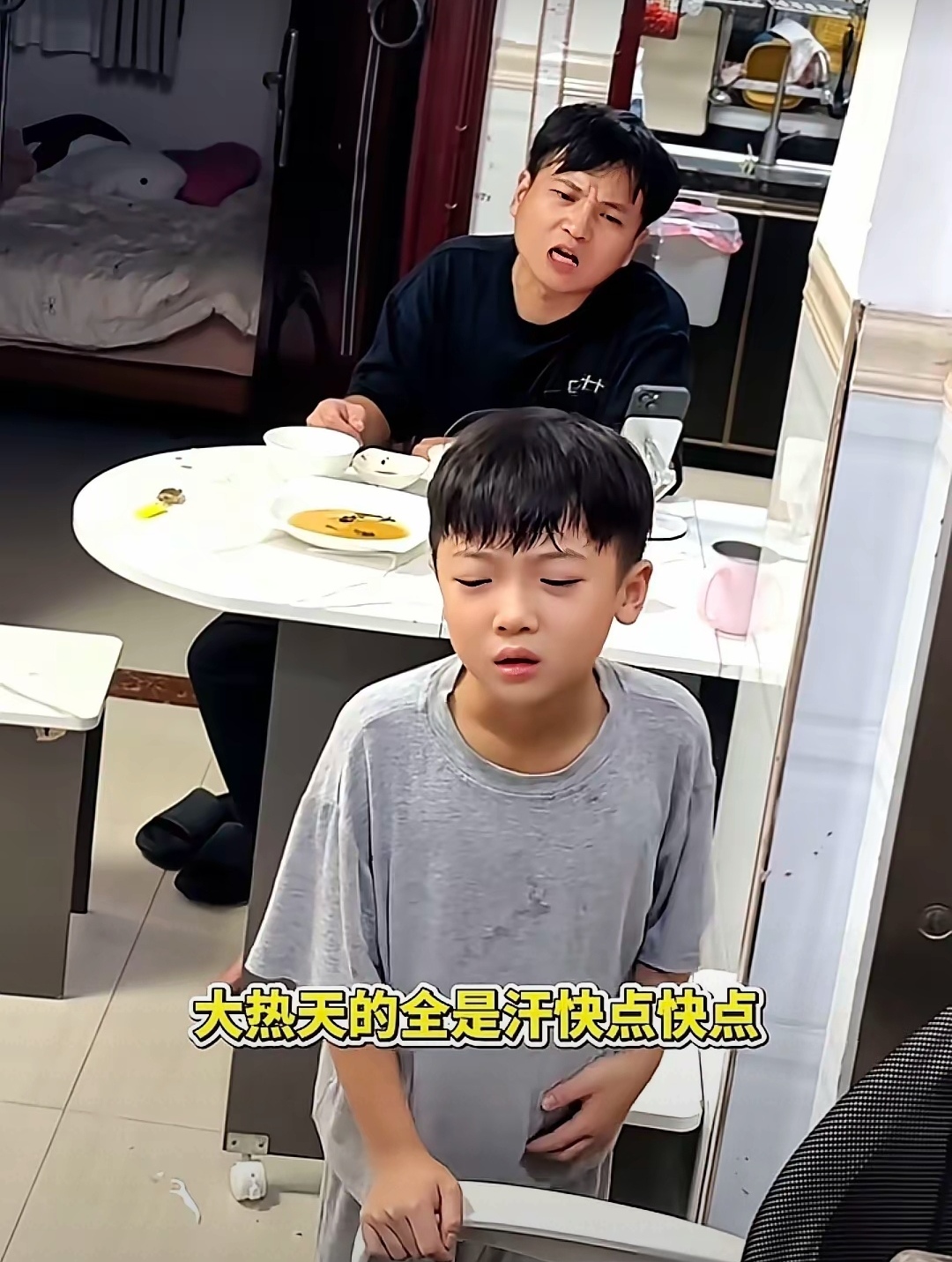 爸爸正吃着饭说道要啊