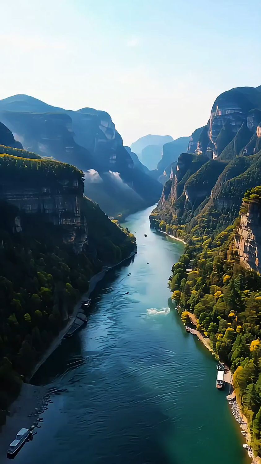 奔腾河流波涛涌,壮丽三峡气势雄,绝美风光入眼眸