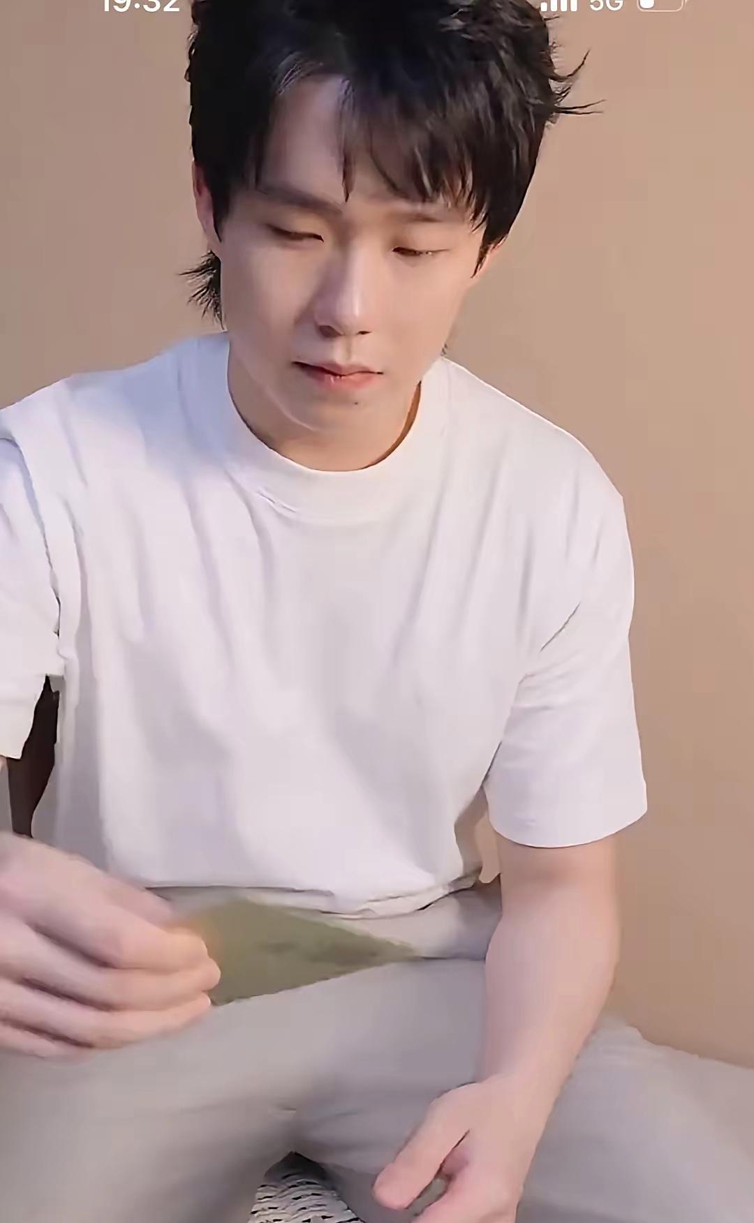 这发型看着像是上次参加活动时弄的吧?