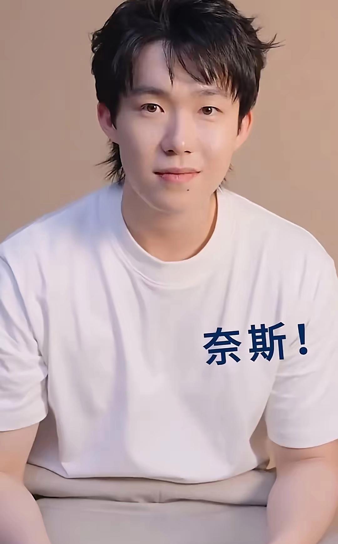 这发型看着像是上次参加活动时弄的吧?