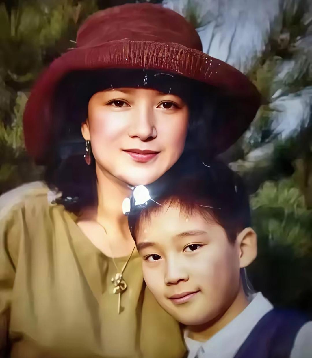 当年何晴把两岁的儿子留在许亚军身边真不是她狠心实在是现实把路堵