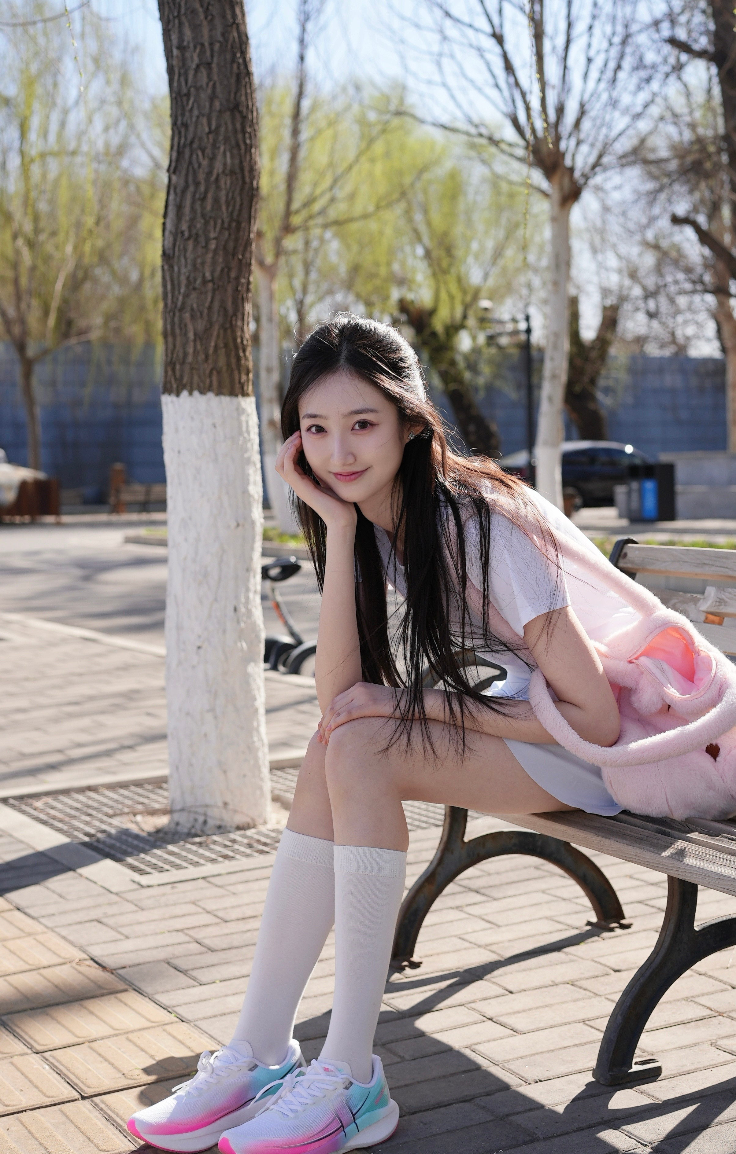 作为校花,她的美如冬日初雪,纯净又夺目,一举一动间,皆是青春与灵动