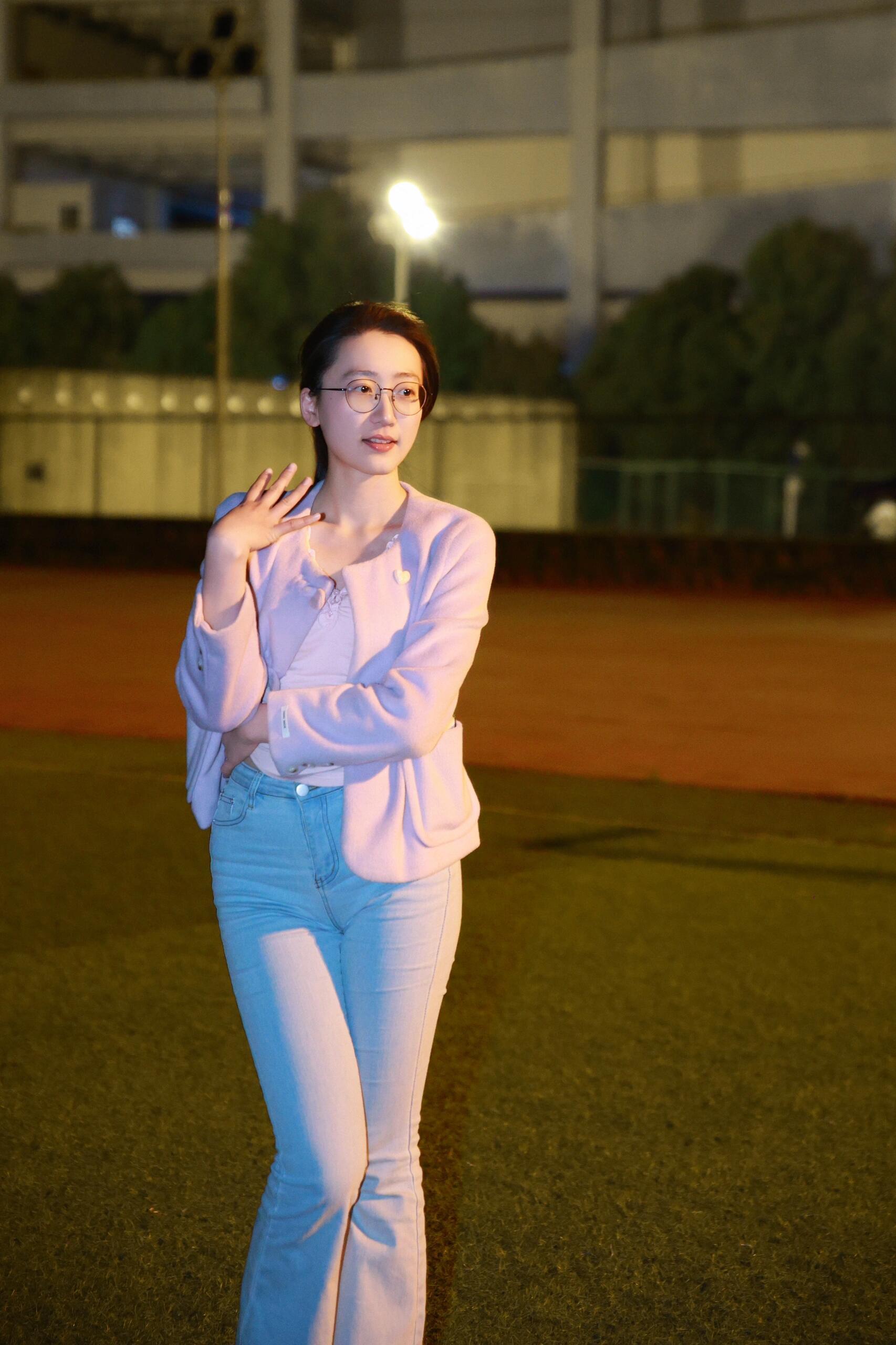 夜色如墨,独属于我的夜晚悄然降临,每一寸空气都弥漫