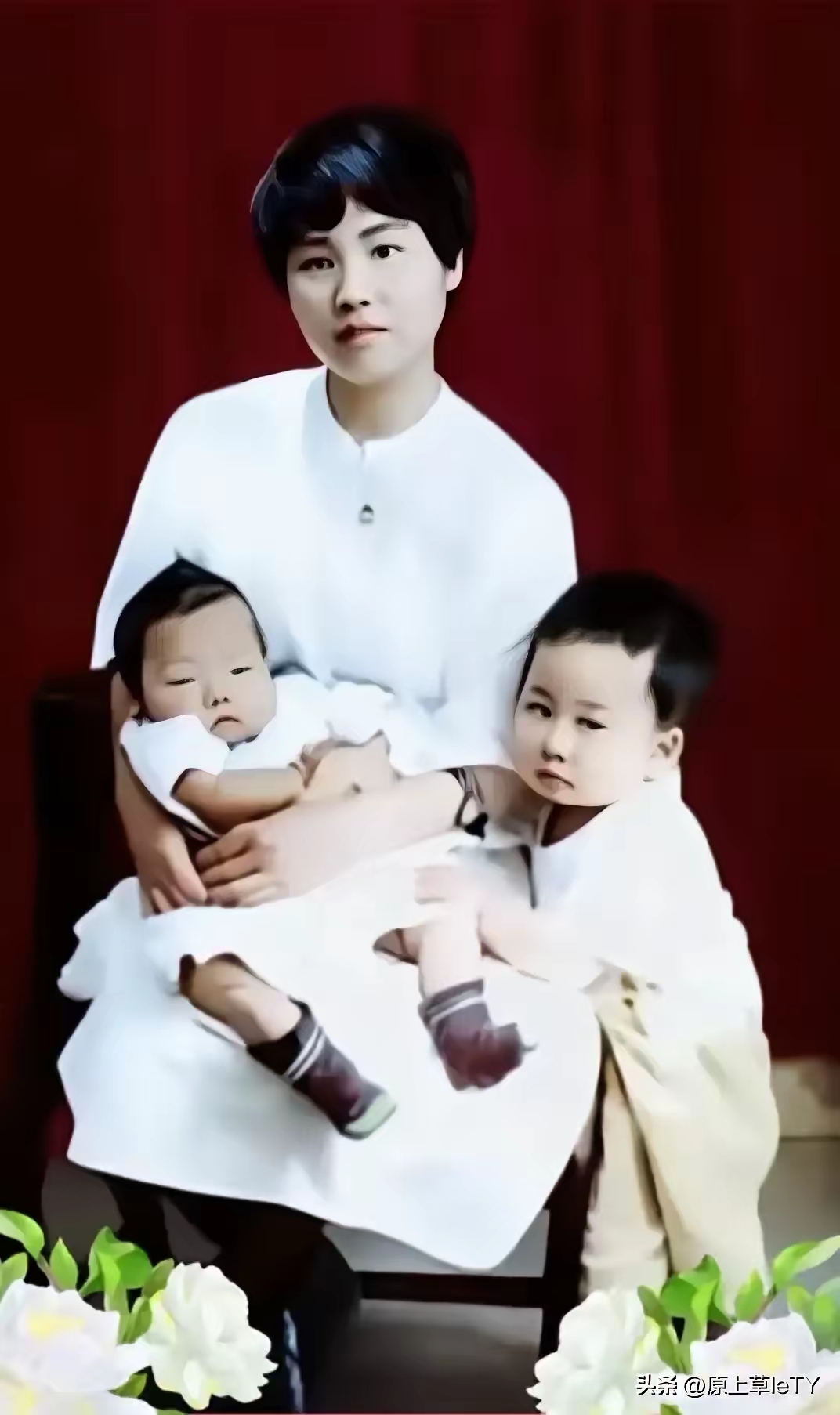 凝视着杨开慧烈士怀抱孩子的照片,那清澈双眸令人动容