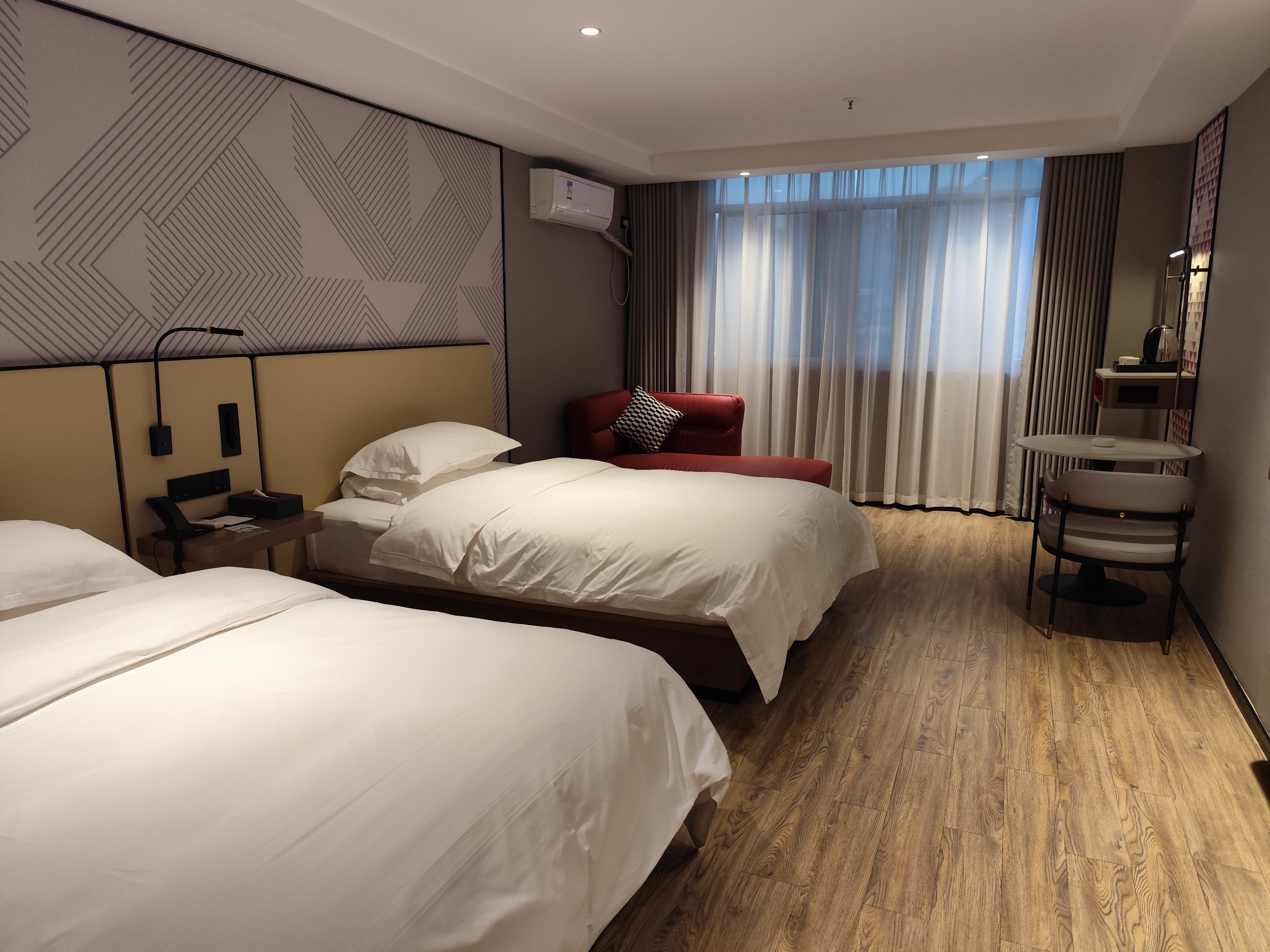 当尼亚美街头的路灯成片熄灭,医院手术室的应急电源