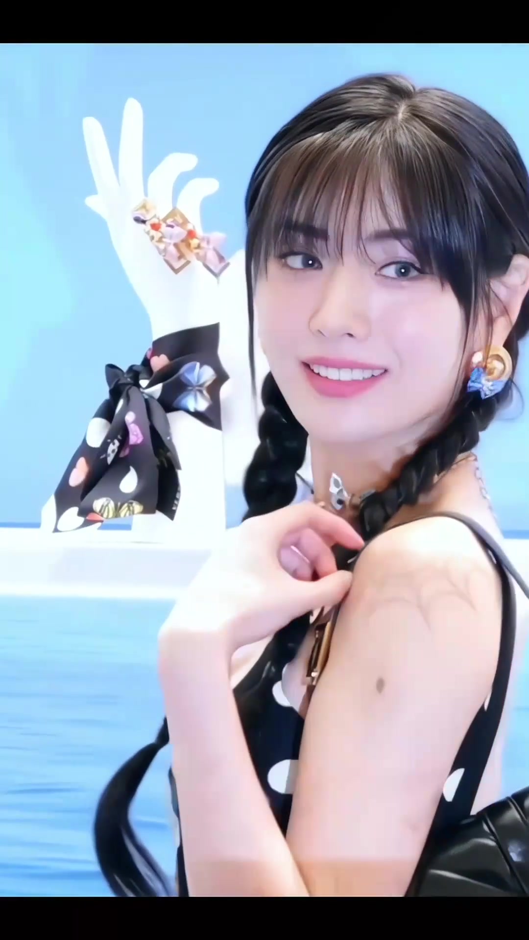 绝美女神林珍娜麻花辫现身,苗条好身材超有料,御姐范魅力四射