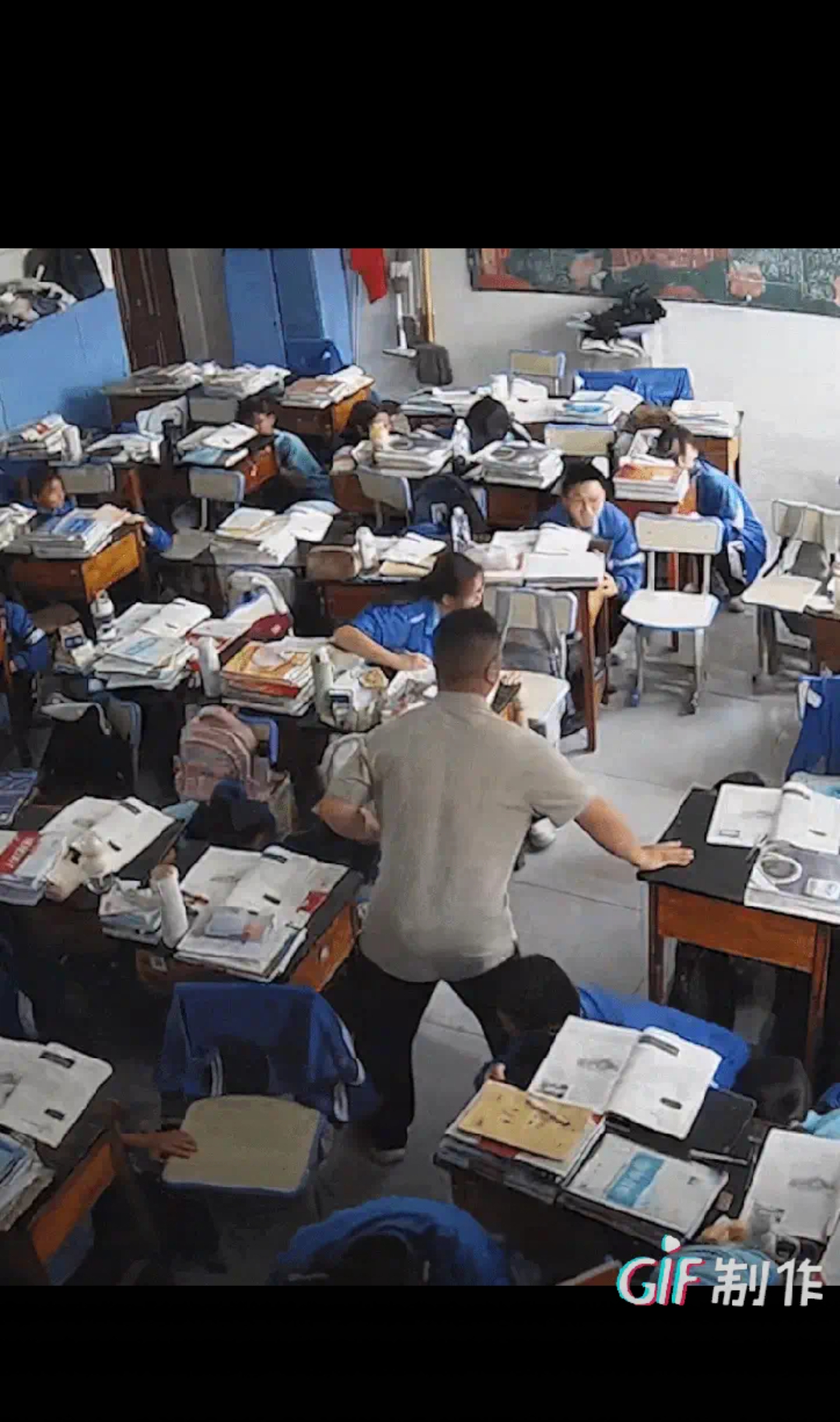 监控拍下震撼一幕:正在讲课的寸老师瞬间察觉异常,一个箭步冲到教室