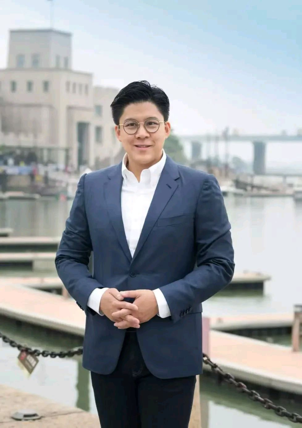 凌晨三点半的霍启刚,没在家里睡觉,也没在酒店里享受,也没在会所里