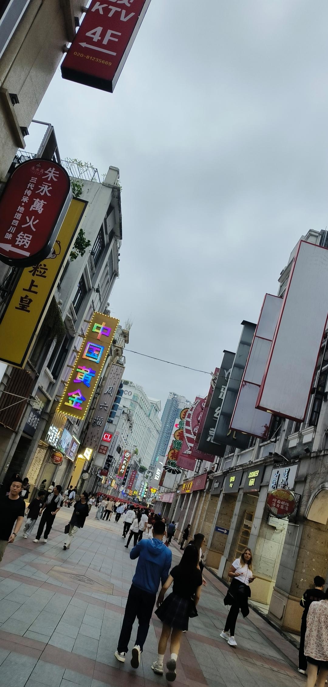 据说这是广州最有人气的一条街,每晚灯火通明,游客络绎不绝,热闹非凡