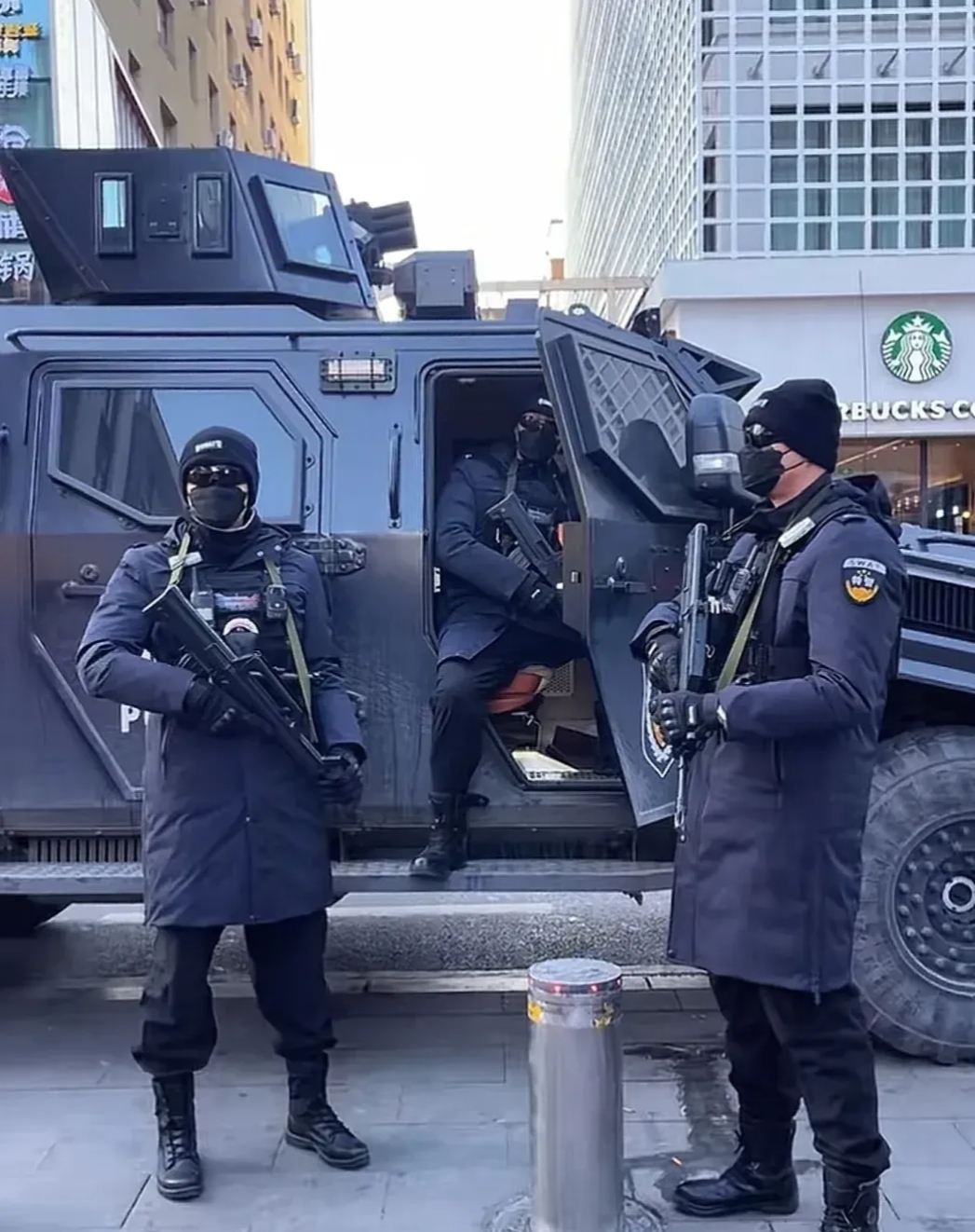 一米八五,帅气特警刷屏了,针织套帽 炫酷太阳镜 黑色口罩,这一身成本