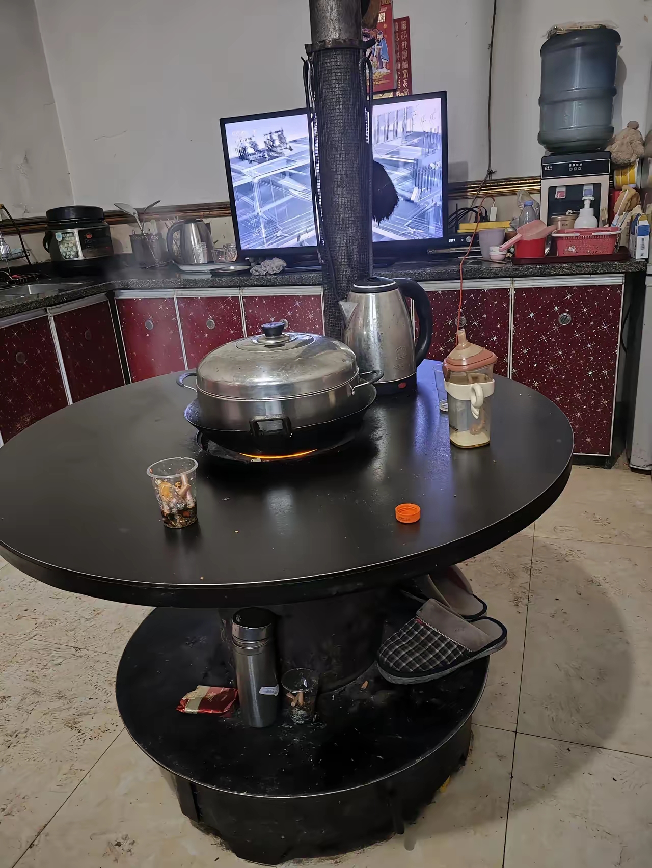 屋外寒风刺骨银装素裹,室内无须现代化空调加持,照