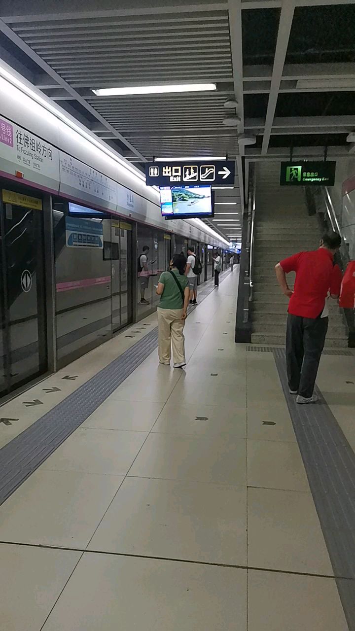 小龟山地铁站实拍武汉地铁2号线佛祖岭方向b34号列车进站