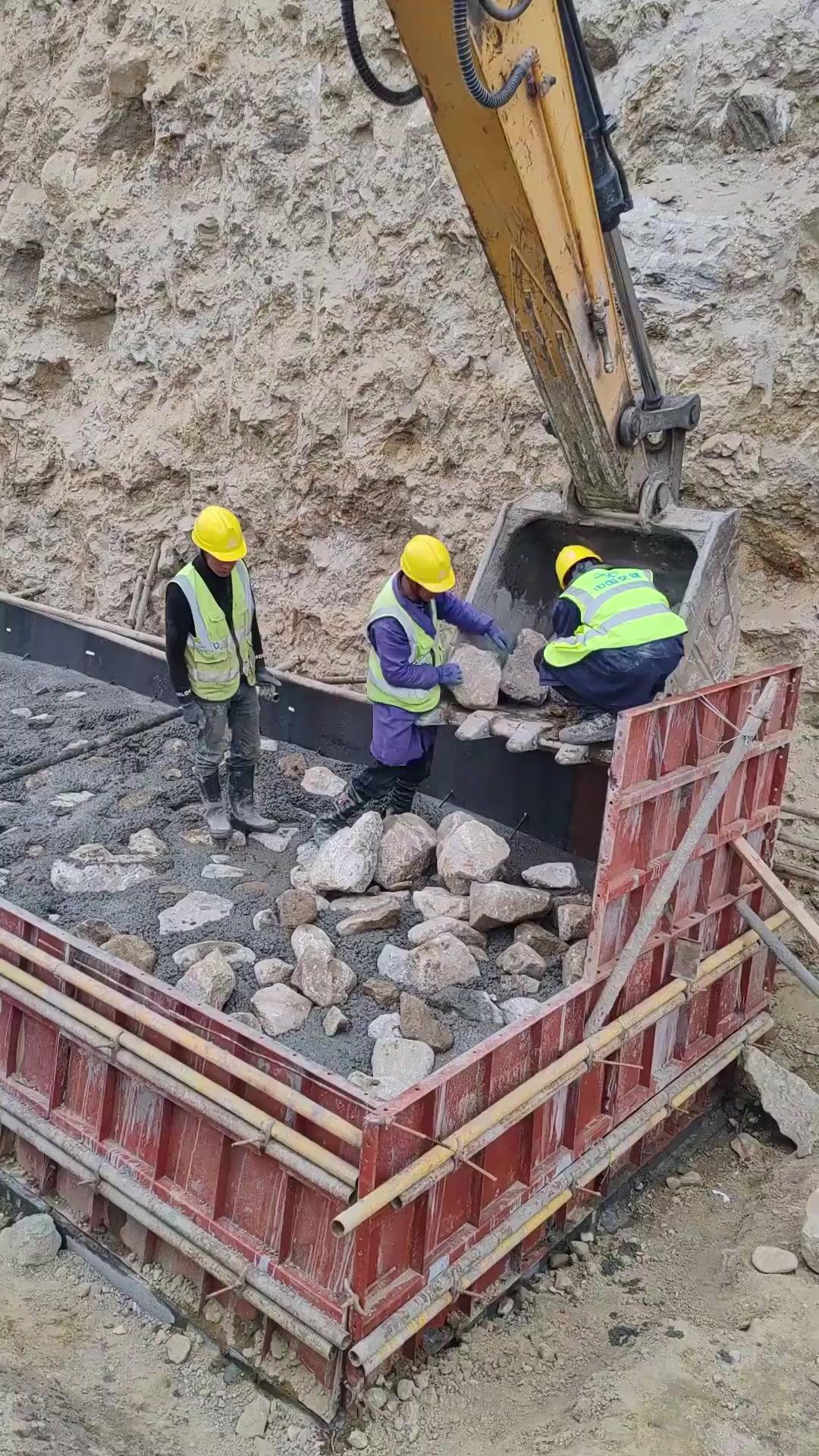 巧妙支模施工揭秘:宽基础挡墙竟能稳固不倒,让工人轻松操作!