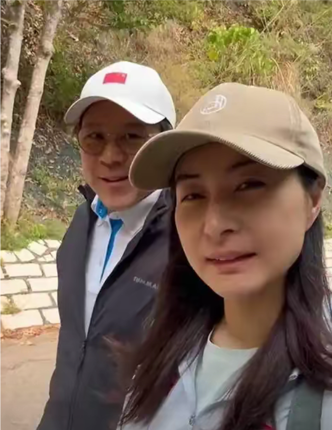 郭晶晶,霍启刚,还有霍老爷子,全家老小带着三个娃