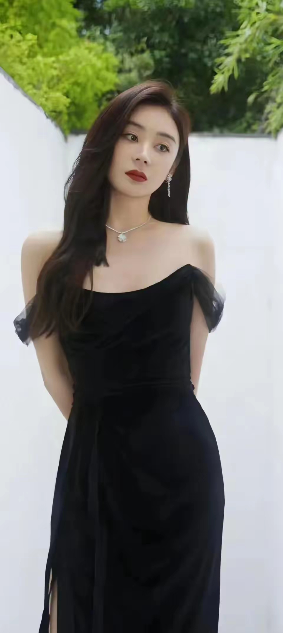 家人们,我刚刷到袁姗姗的写真集,这简直是视觉核弹,直接把我炸懵了!