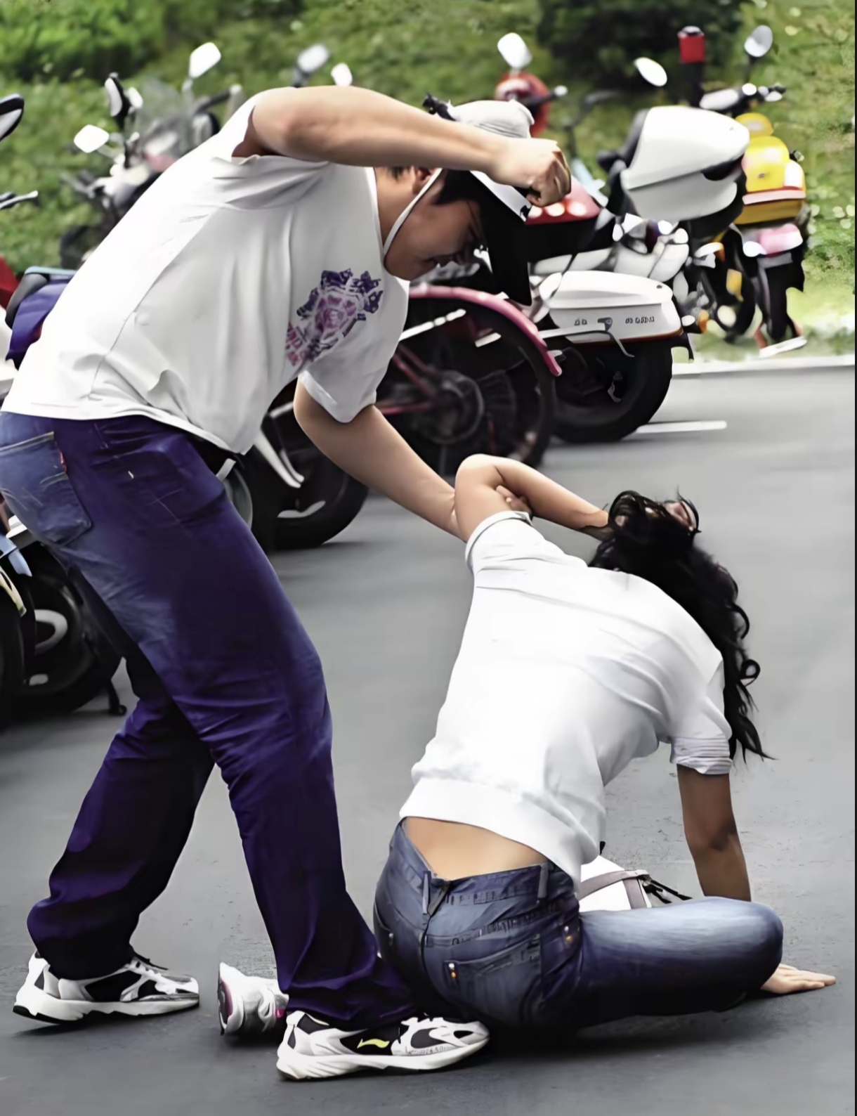 男子因嫌妻子开车太慢!当街打断妻子4根肋骨!