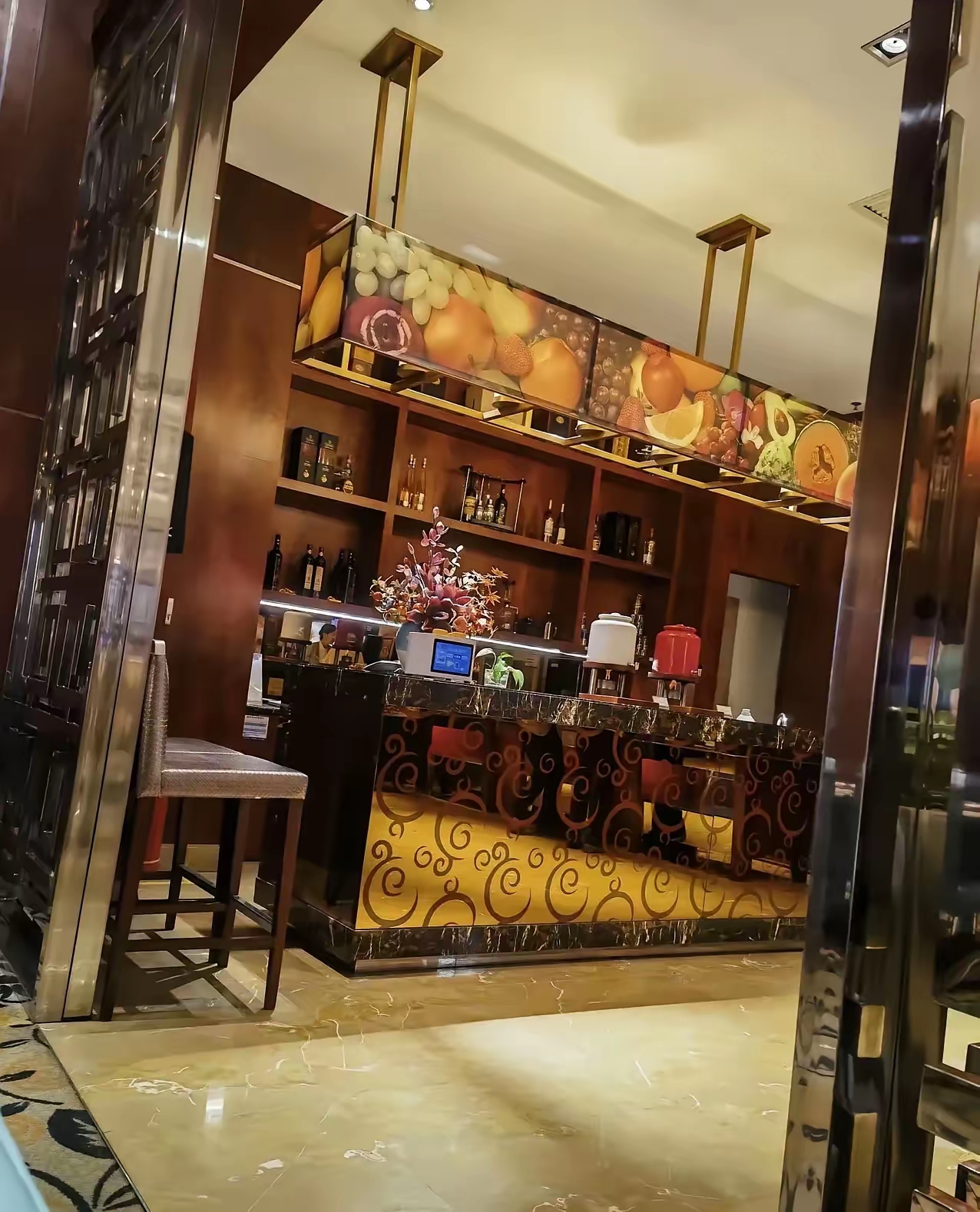 昨晚和几个认识的一起吃饭,吃饭期间有个人问我今