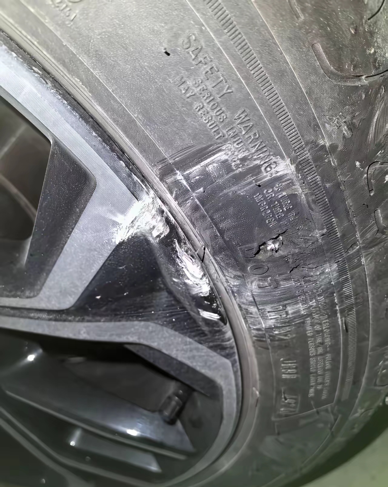 广西,有一名男子在网上诉苦,前段时间他的妻子跟闺蜜