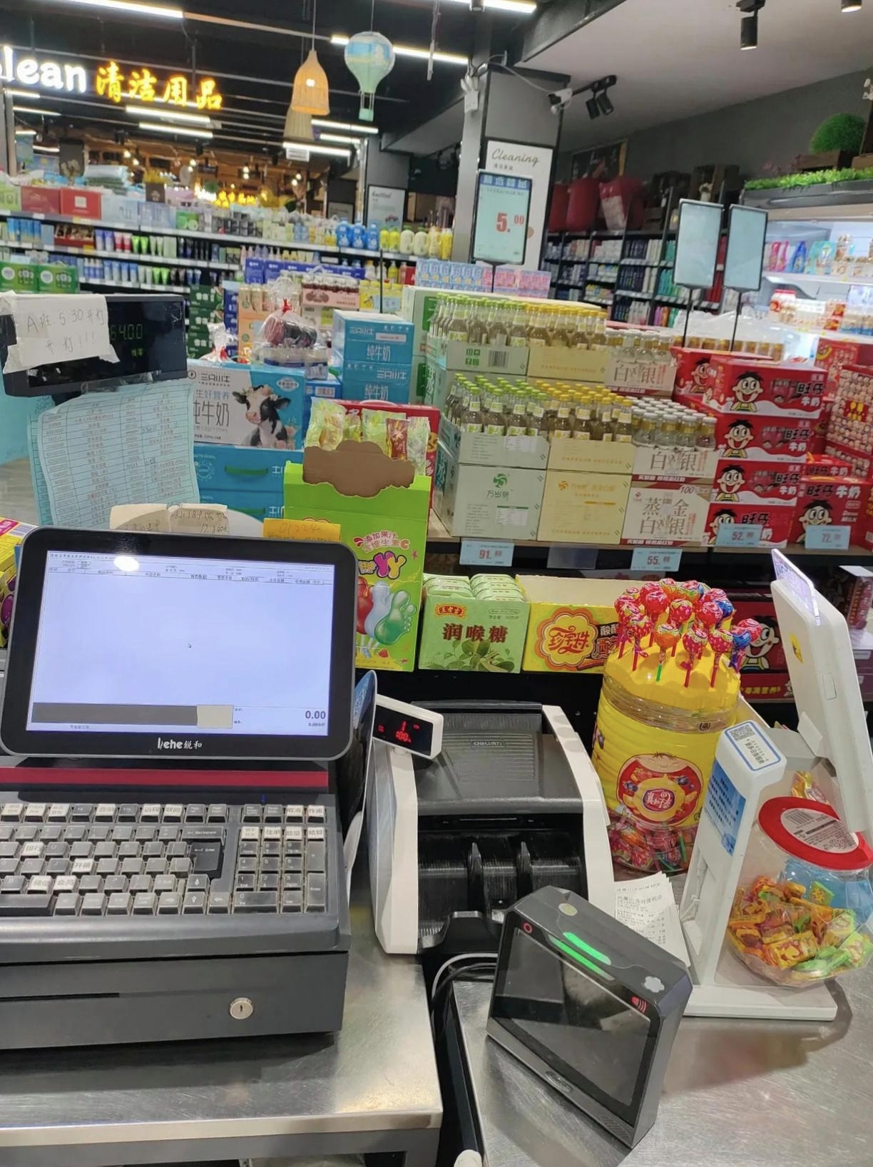 她现在在香港的便利店做收银员每天只工作7小时一个月就能拿到1万5