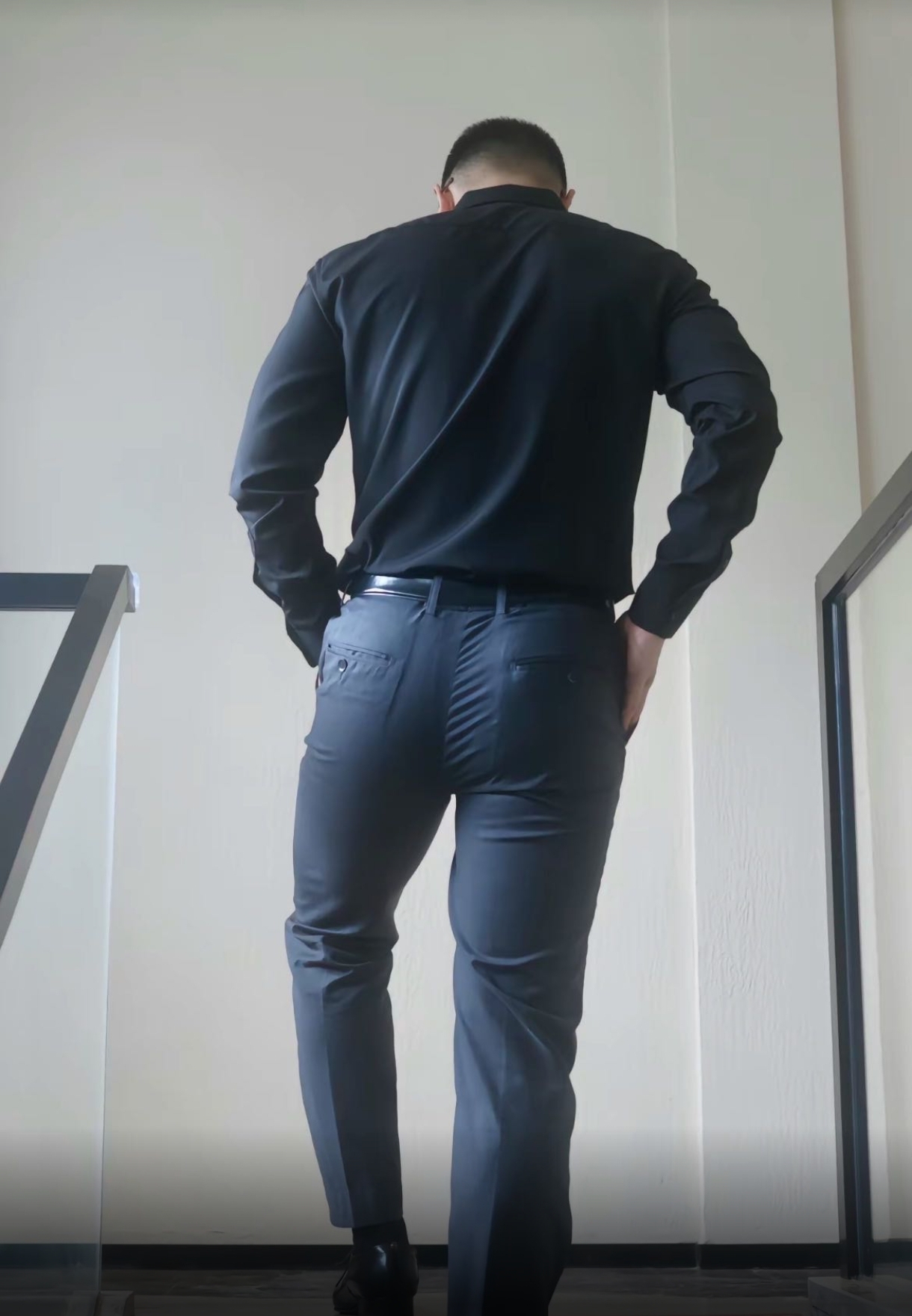 大叔背影男生胯宽裤裆凸起裆部突出男人走路晃腰图片大全西装男爬墙