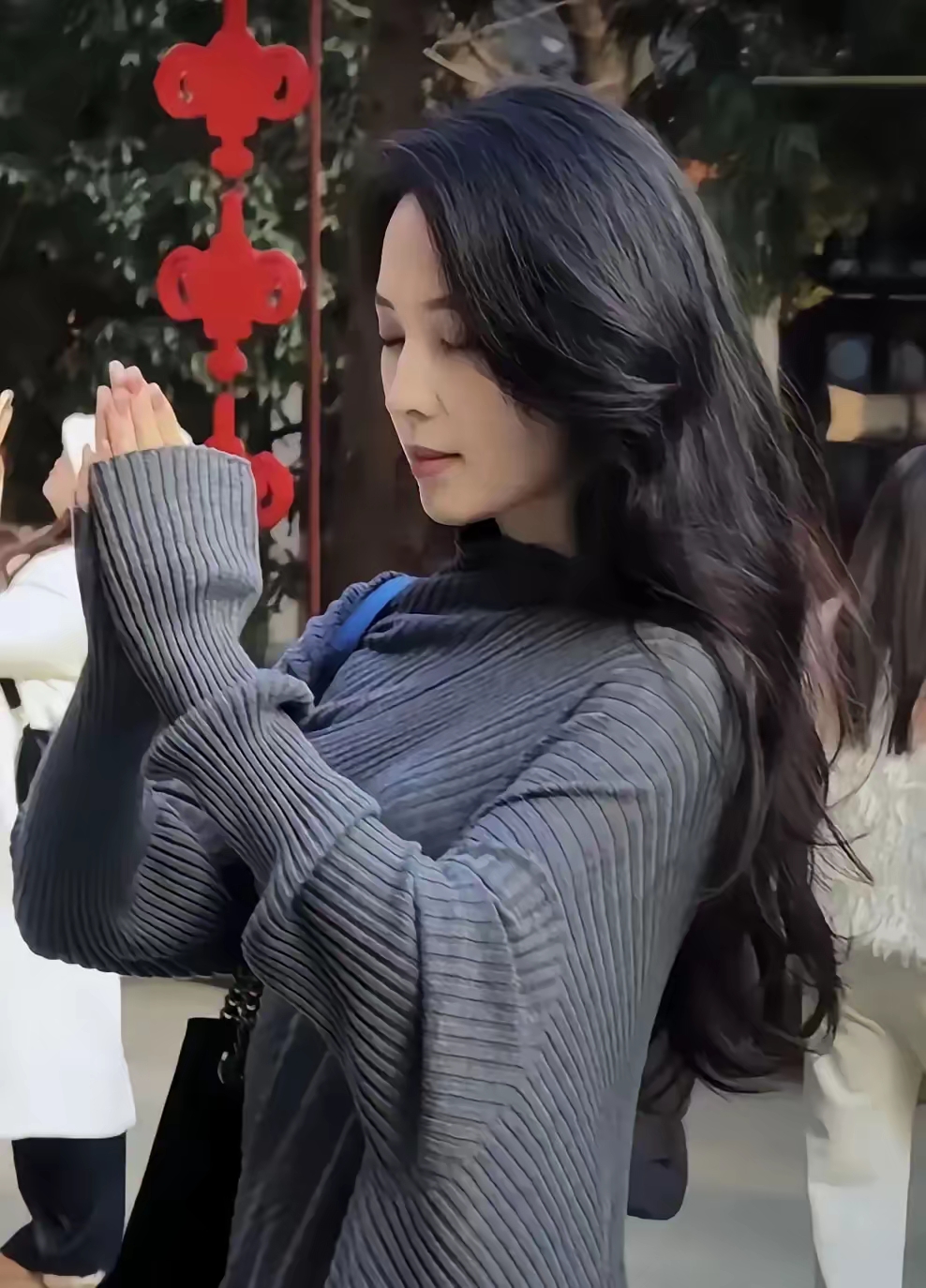 森林北寺庙上香,穿灰色毛衣,长发披肩,这颜值也确实