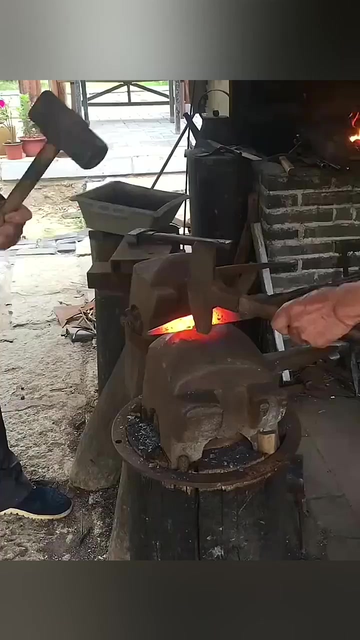 世上仅存的非遗锻造打铁技艺,让我们来看看这抡锤的打铁交响乐吧