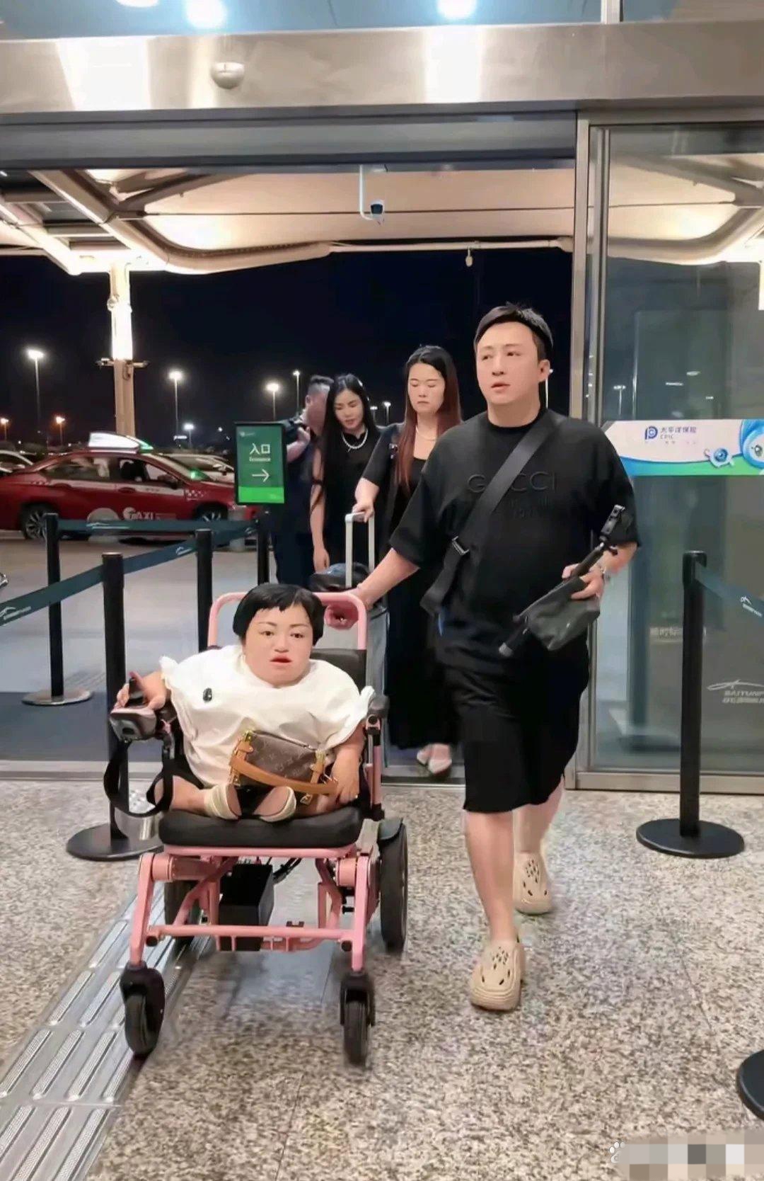 李喜梅和大双去泰国游玩,老公在飞机上到下机都公主抱,实力宠妻!