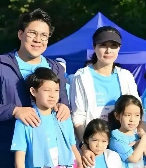 郭晶晶与霍启刚共有三个孩子,分别是长子霍中曦,长女霍中妍和幼女