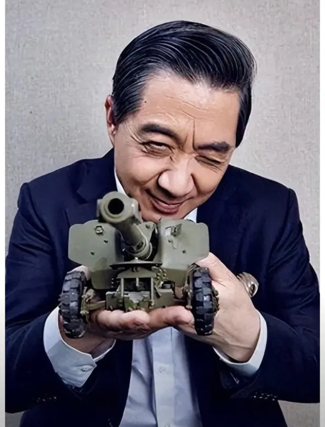 2003年伊拉克战争爆发时,局座张召忠在电视节镜头前信誓旦旦表示