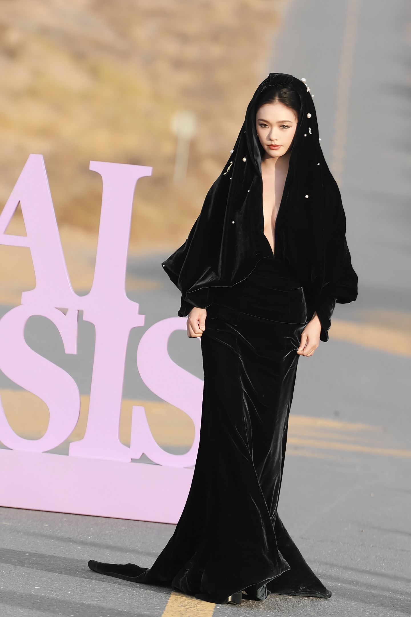 沙漠公路上的女人傅菁