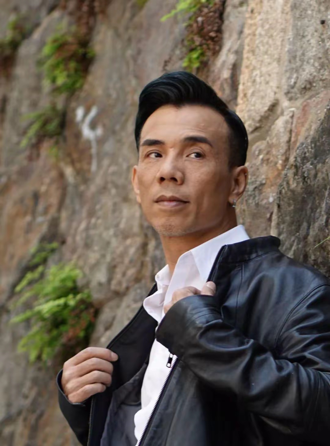 李国祥1989年参加新秀歌唱大赛出道,一上来就力压郭富城,拿下商台