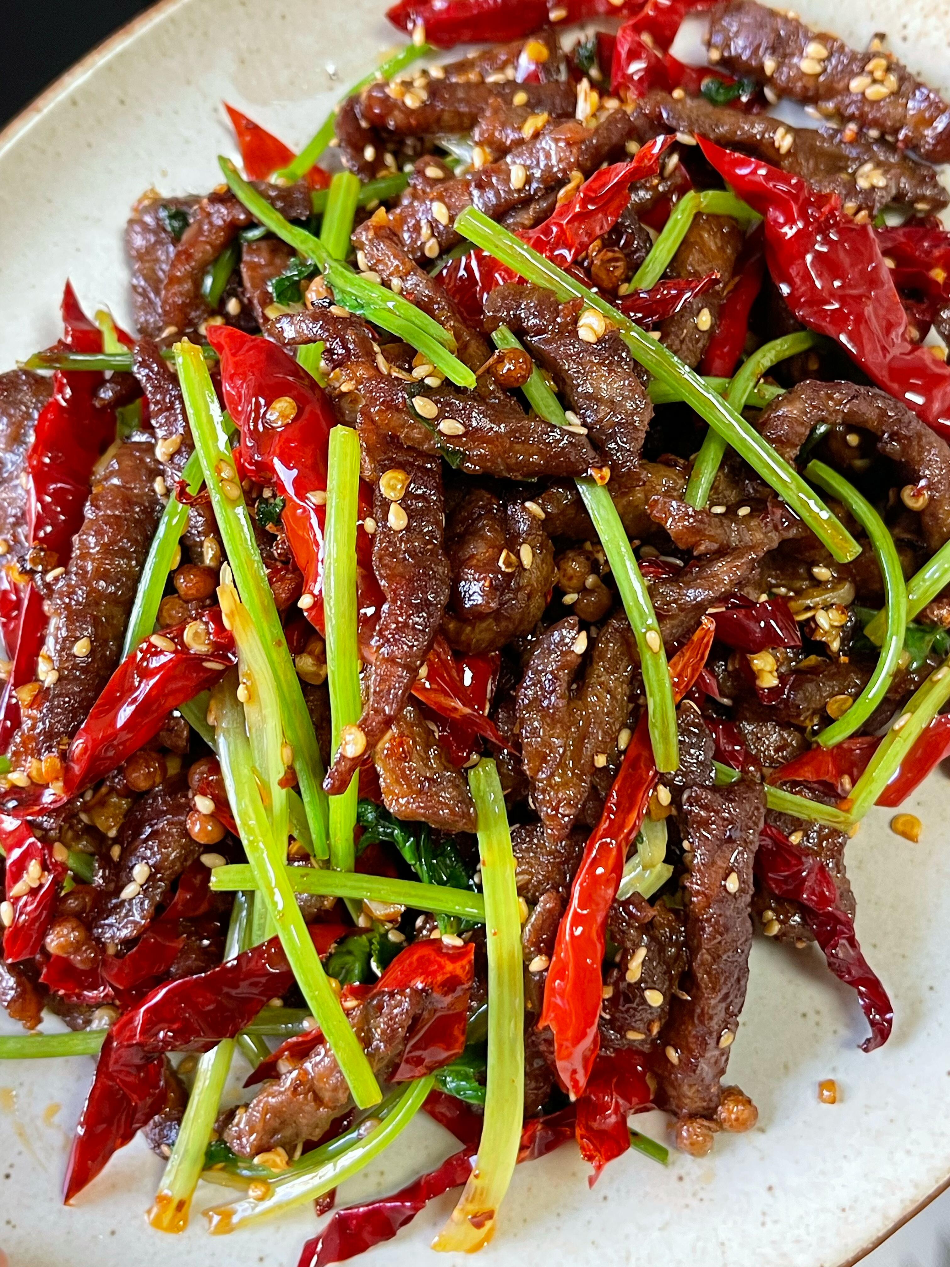 干煸牛肉,香辣入味,牛肉外焦里嫩,搭配米饭简直绝了!