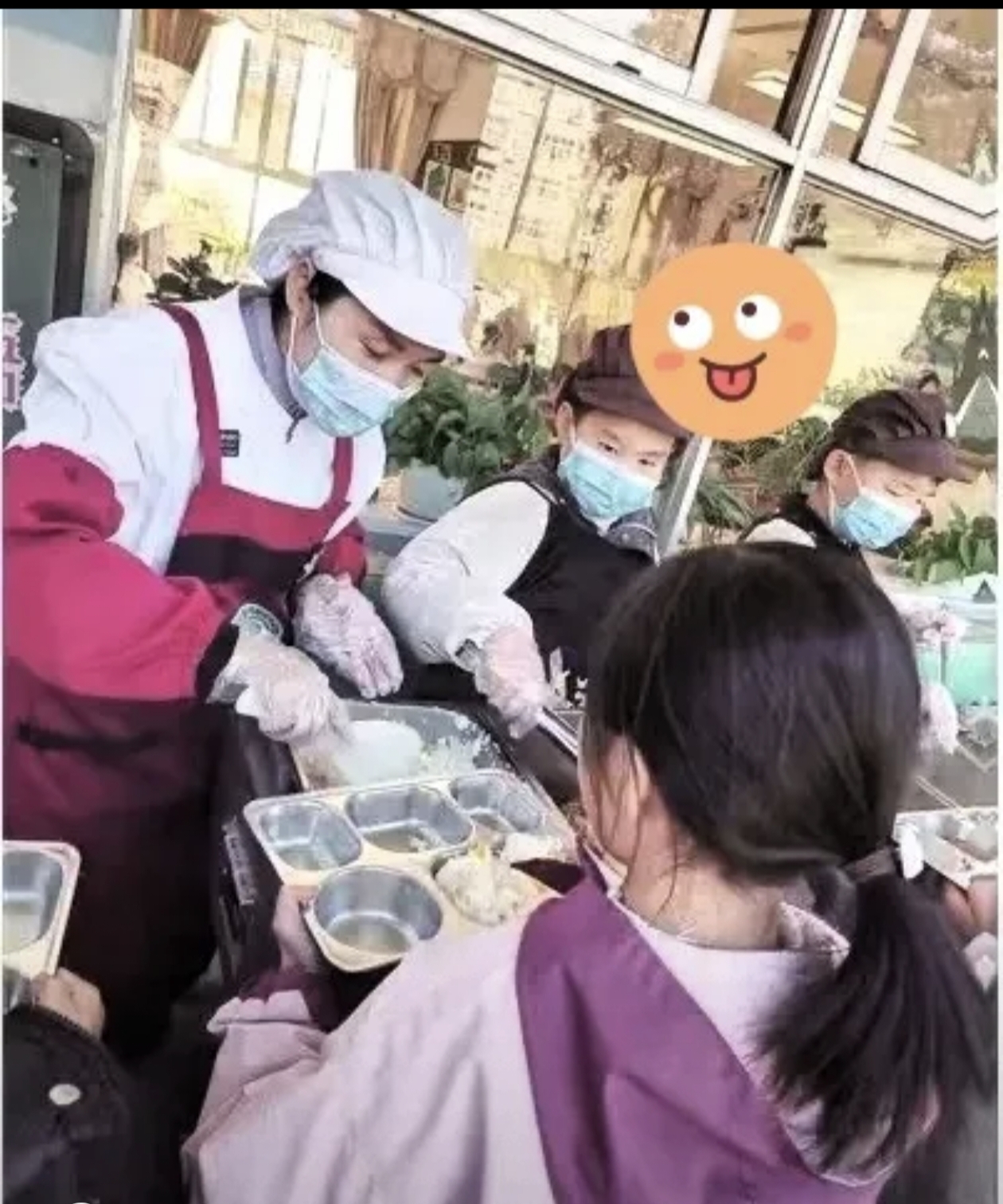 平时切菜打饭的食堂阿姨转个身可能就是教室后排某个学生的妈妈