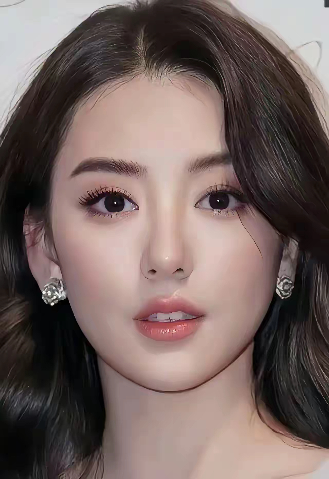 整张脸都很好看 只是那个鼻子感觉有点突兀 鼻梁太高鼻翼都缩进去了