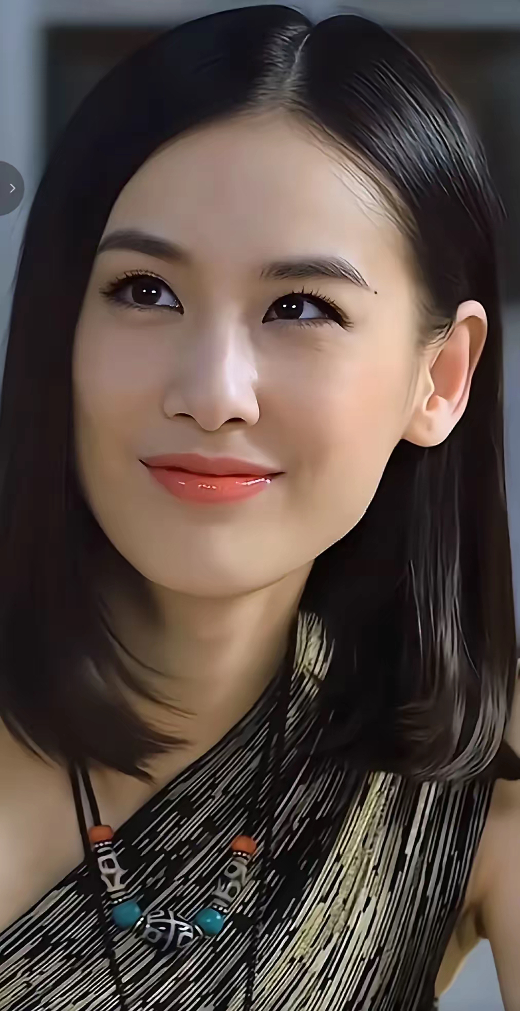 黄圣依的五官挺美的,没有整容的小脸,高鼻梁,眼睛也好看