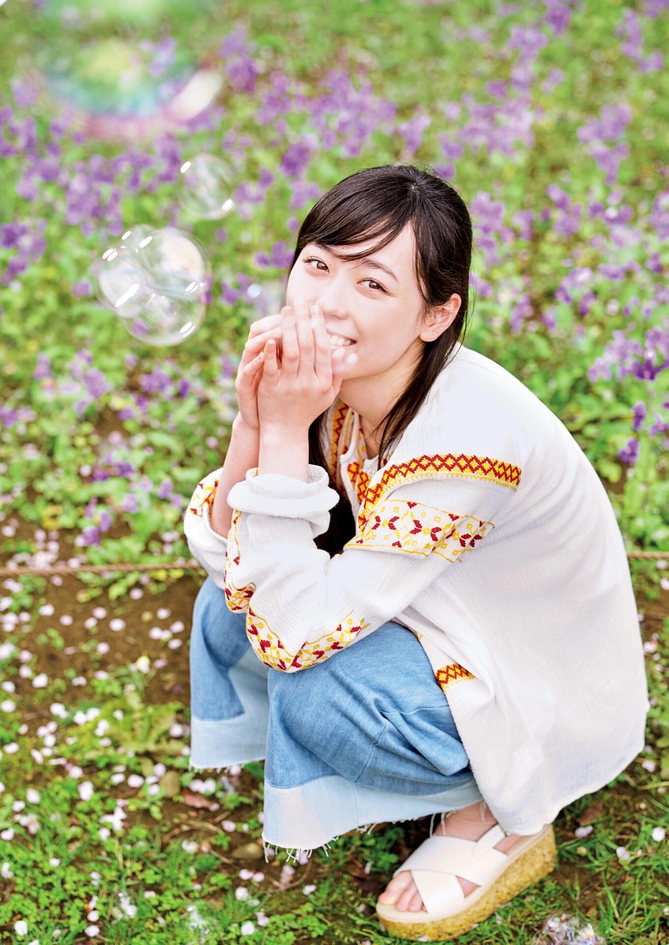 春日踏青的福原遥清新明媚