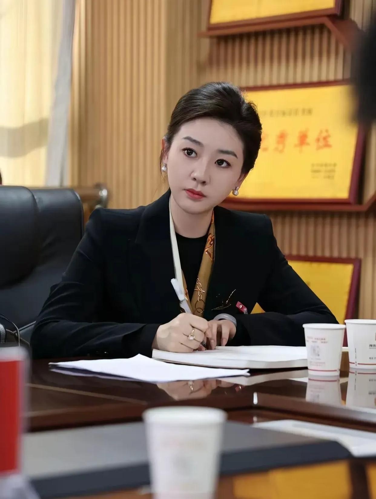 当县文化馆的美女副馆长换上正装,端坐在会议室接受