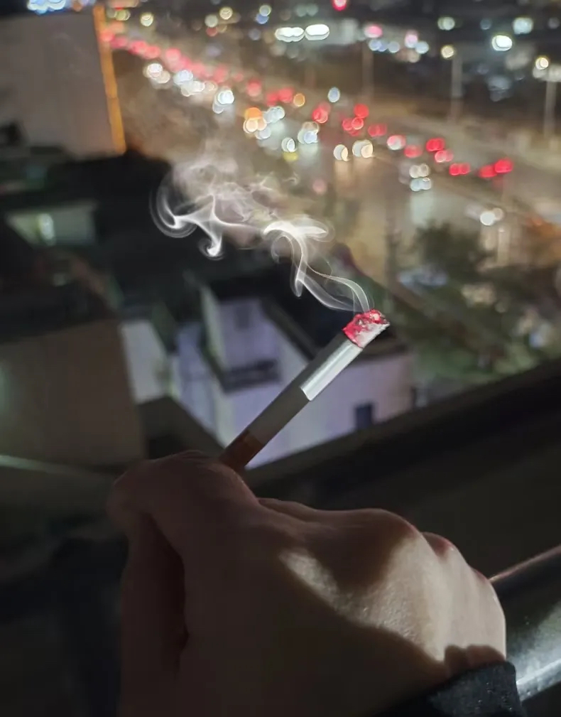 我发现一个怪事儿,好像那些之前烟不离手的人,一旦戒了烟,反手就开始